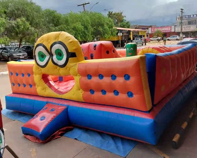 Brinquedo inflável Centopeia montado em evento