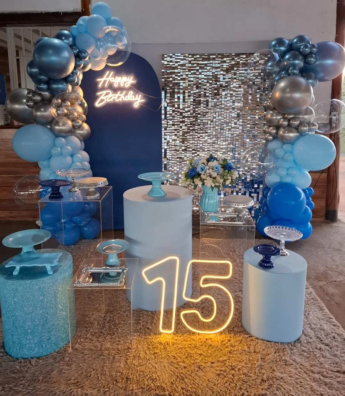 Decoração de festa em azul e prata