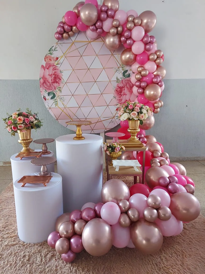 Decoração de festa em rosa e flores