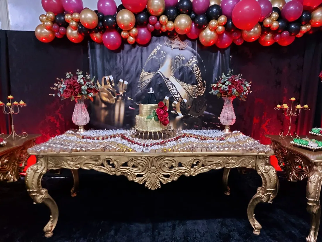 Decoração de festa em vermelho e dourado