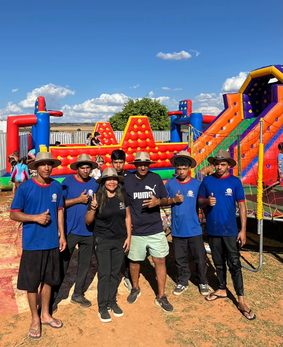 Equipe da Sapoquinhas Festas em frente aos brinquedos infláveis