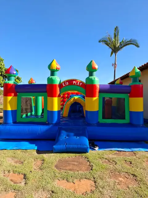 Brinquedos infláveis montados para uma festa