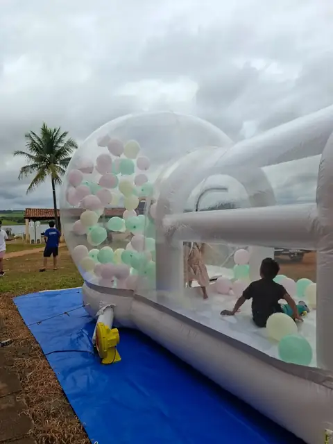 Crianças brincando em um evento ao ar livre
