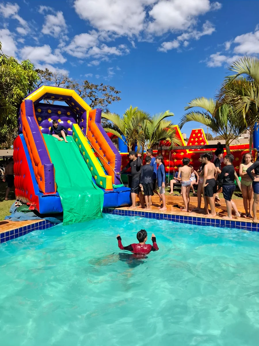 Brinquedos infláveis montados em evento da Sapoquinhas