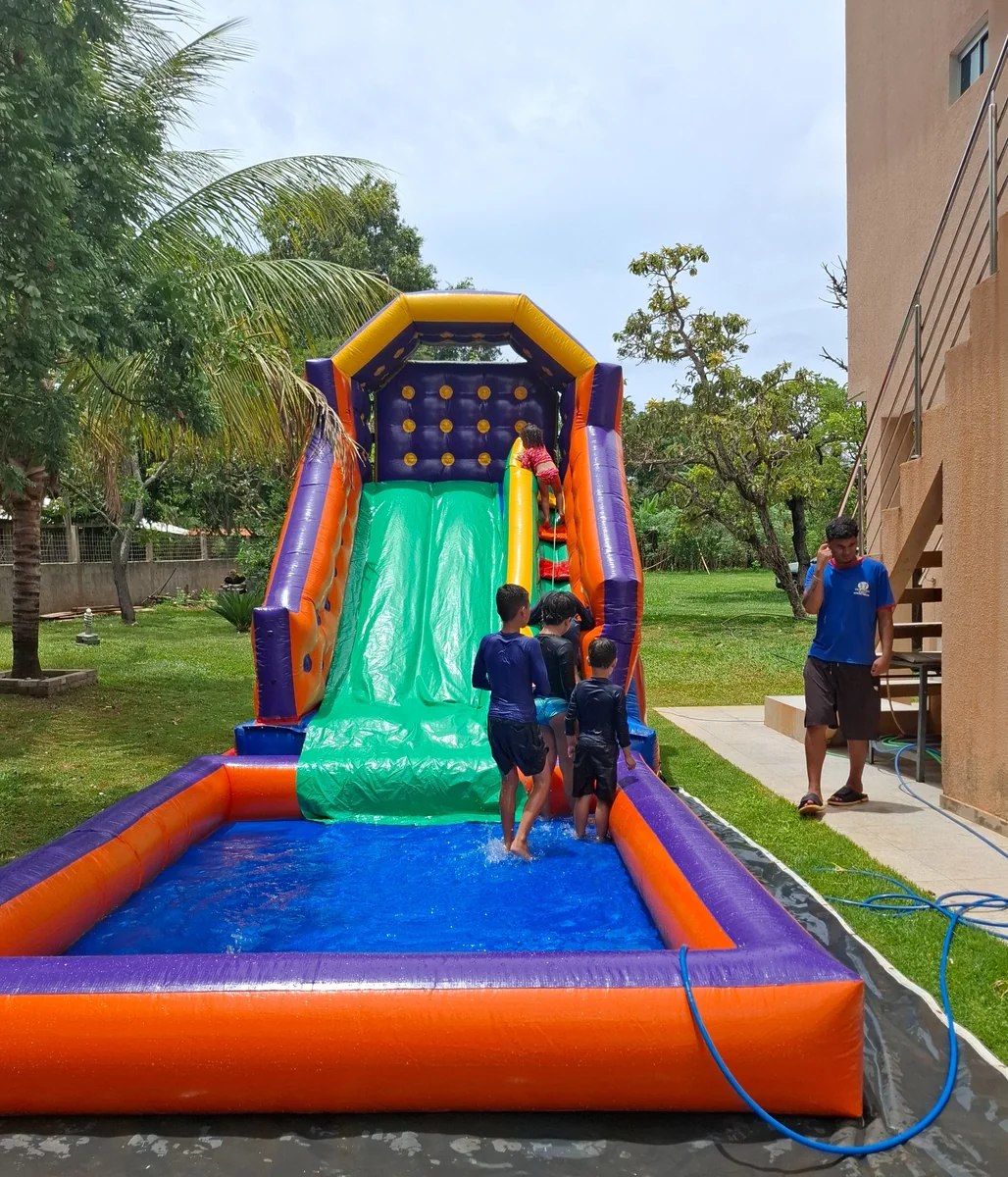 Crianças brincando no toboágua em festa