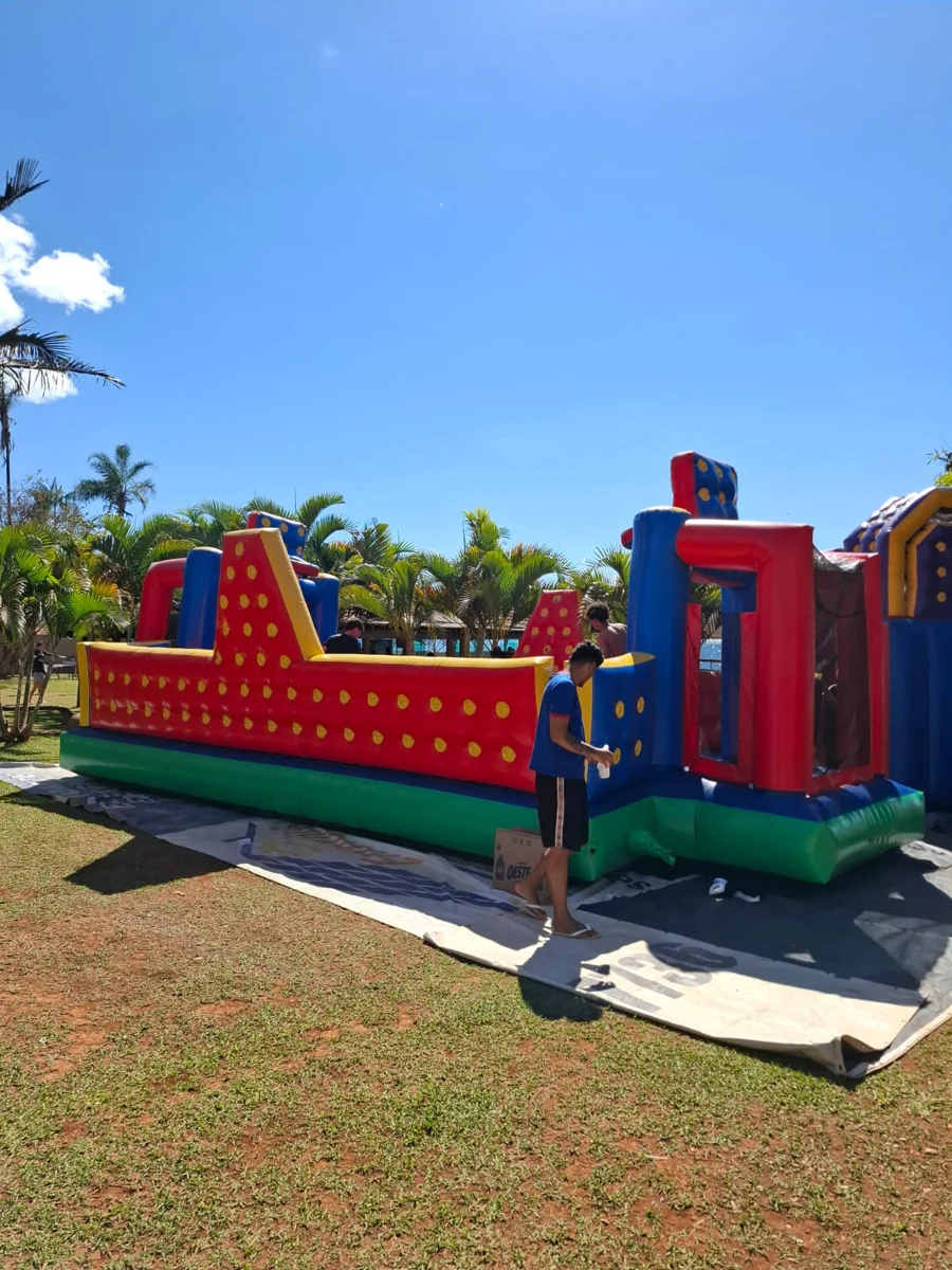 Brinquedo inflável azul em evento