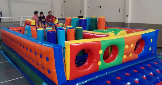 Circuito inflável colorido em evento
