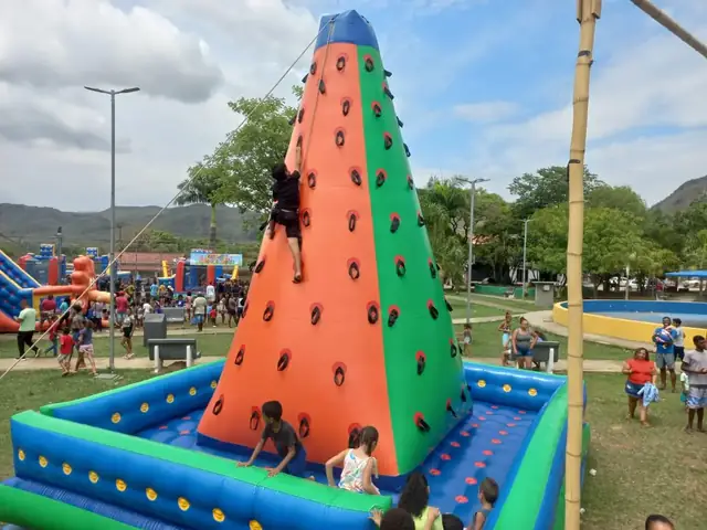 Parede inflável de escalada em evento