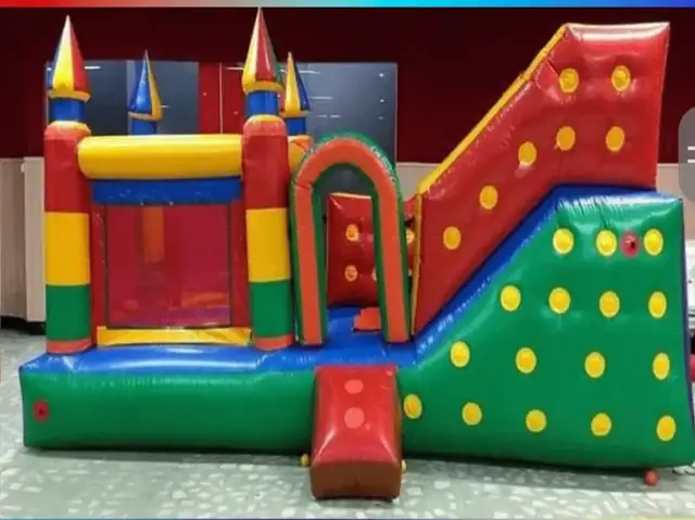 Kid Play com escorregador em evento
