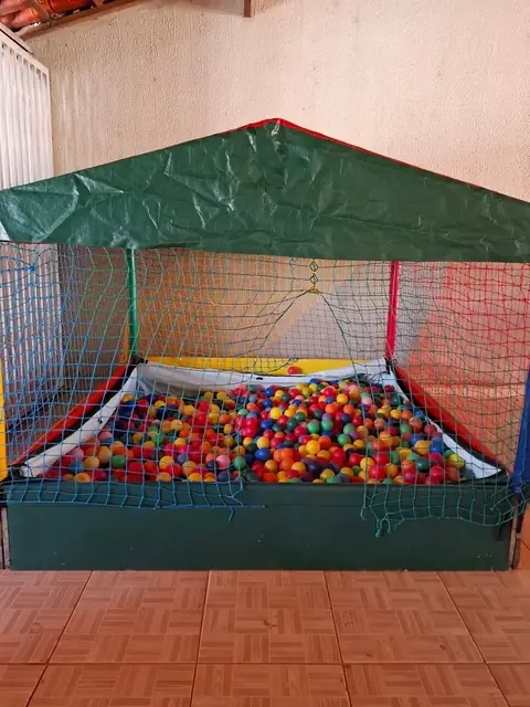 Piscina de bolinhas montada em festa