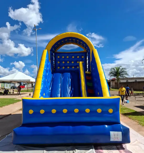 Tobogã Premium montado em praça